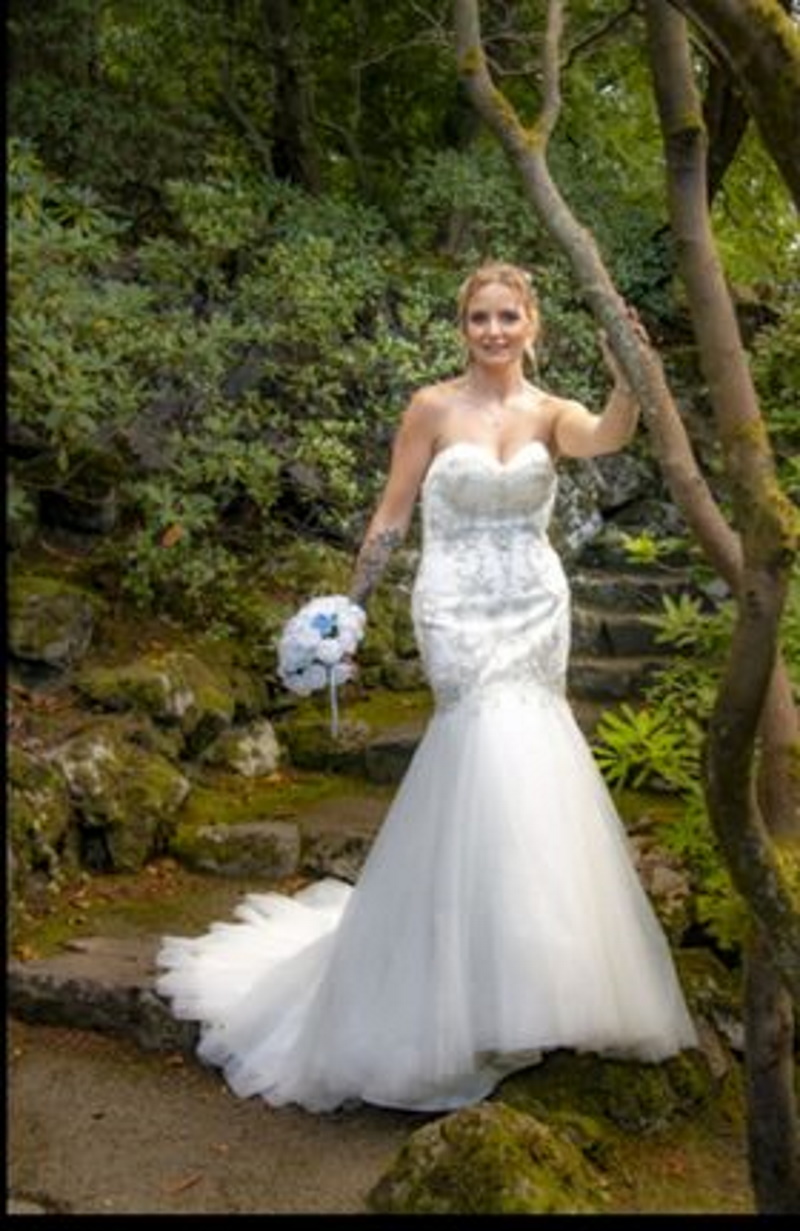 blue-wedding-flowers-artificial-bridal-bouquets-with-real-life-bride
