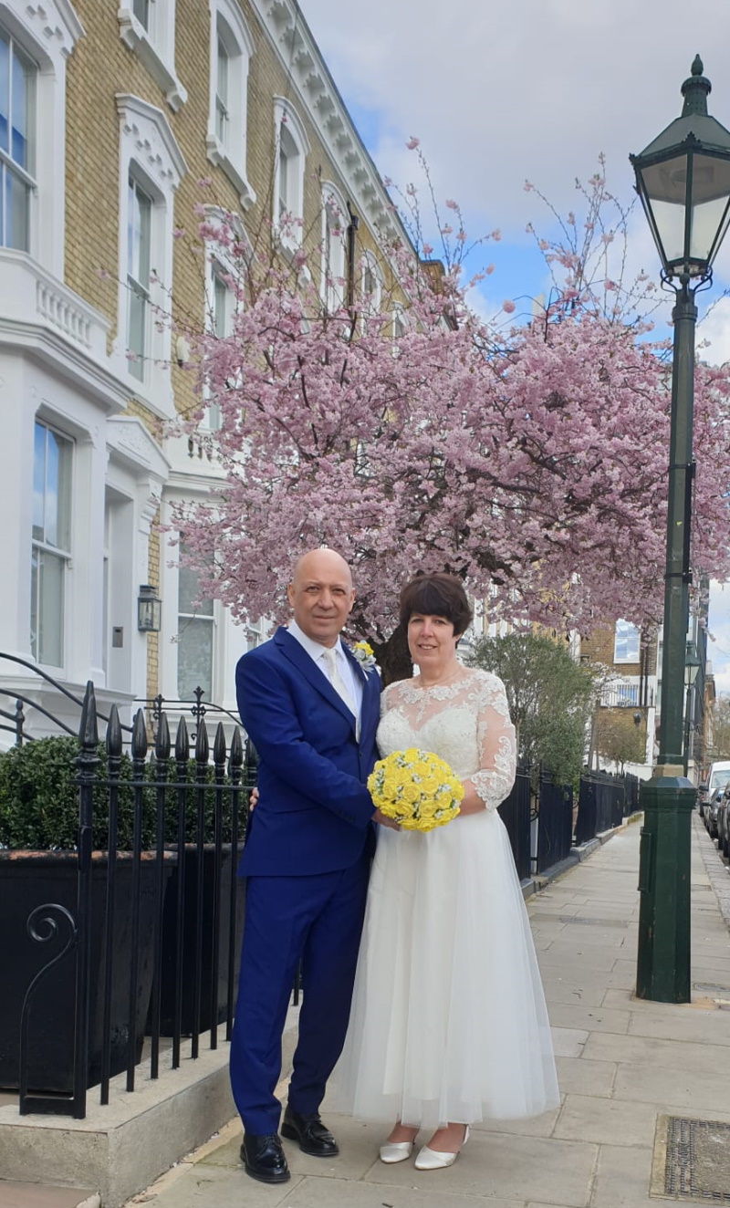 real life bride and groom with yellow edding flowers by the brides bouquet uk chelsea weddings