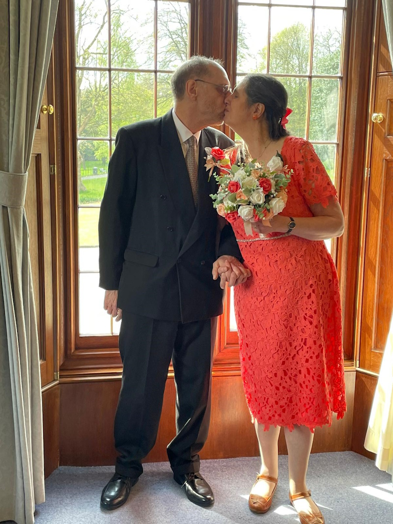 bride-and-groom-coral-bridal-flowers-review-of-the-brides-bouquet-uk