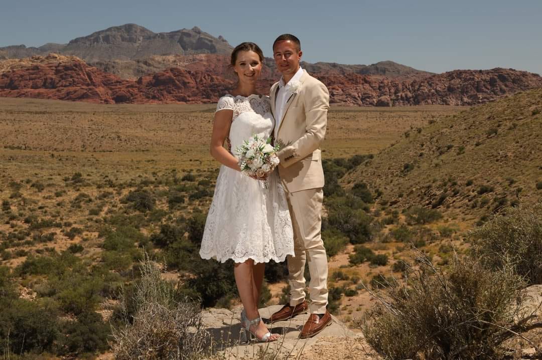 bride and groom married in las vegas desert with silk bridal bouquet created by the brides bouquet uk