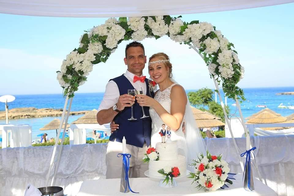 bride groom greek wedding flowers created by the brides bouquet uk