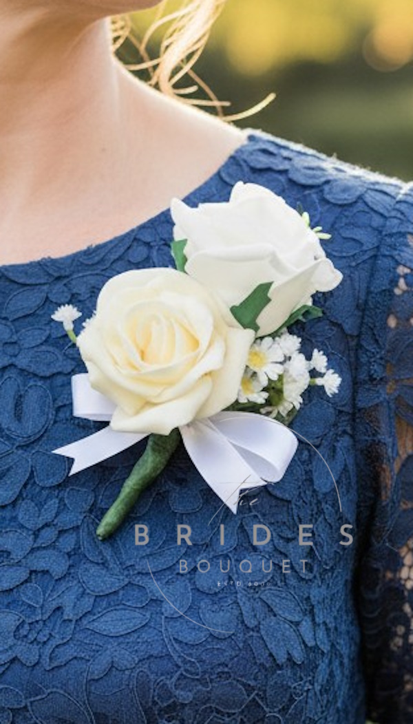 mother of the bride wedding corsage double rose with daisy and gypsophila