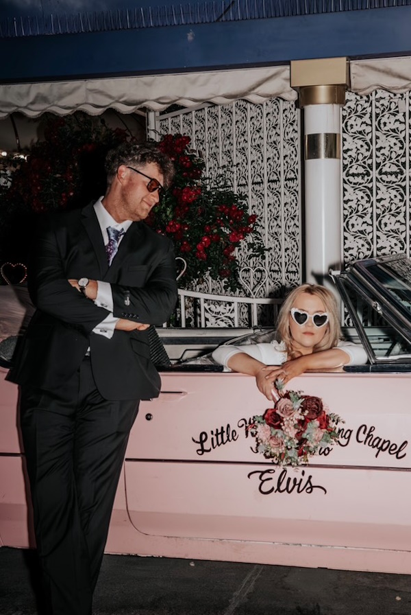 bride and groom with silk flowers at vegas little wedding chapel flowers created by the brides bouquet uk